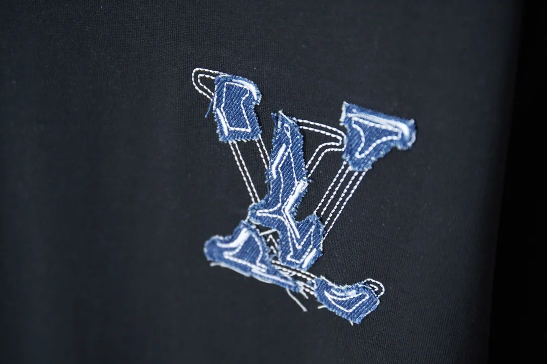 🅿️190 1V 25SS early spring new style denim splicing embroidery LV short sleeves light luxury essential item for daily commuting for men and women correct version welcome to compare detailed features · 320g 100% pure cotton double yarn jersey fabric · Special thickened 32 pieces of double-strand 1X1 thread in the same vat custom dyeing · Denim cutting and splicing ➕Various embroidery craft letters · Double needle stitching across seams · Original main mark, washed tag, brand moisture-proof paper packaging Color: black/white Size: S/M/L/XL
